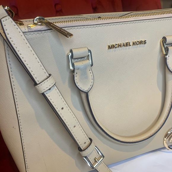 Micheal Kors handbag in gorgeous, versatile beige color with dust bag - Picture 3 of 10